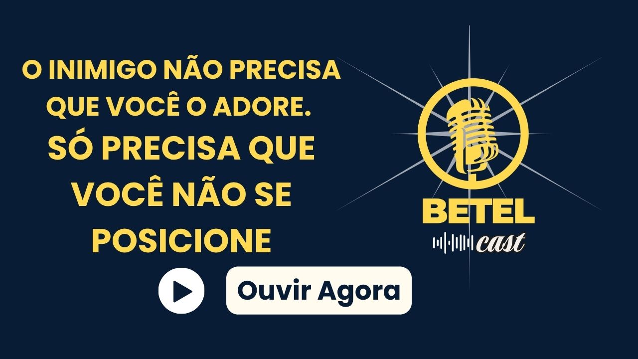 Banner digital com fundo azul-escuro de divulgação do podcast Betel Cast. À esquerda, o texto em letras amarelas diz: "O inimigo não precisa que você o adore. Só precisa que você não se posicione". À direita, está o logotipo amarelo e branco com um microfone vintage dentro de um círculo e o nome "Betel Cast". Na parte inferior, há um botão branco que diz "Ouvir Agora" com um ícone de play.