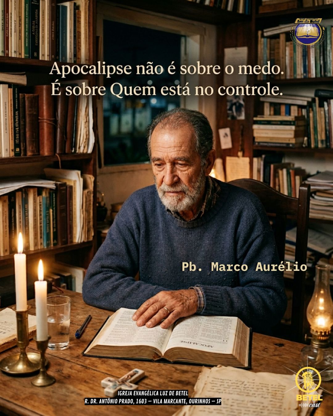 Fotografia de um homem idoso com barba grisalha e suéter azul, sentado em uma escrivaninha de madeira, lendo atentamente uma Bíblia aberta no livro de Apocalipse. A cena é iluminada por velas e uma lamparina, em um ambiente cercado por estantes de livros. Acima dele, o texto: "Apocalipse não é sobre o medo. É sobre Quem está no controle".
